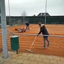 Oude vuile toplaag verwijderen