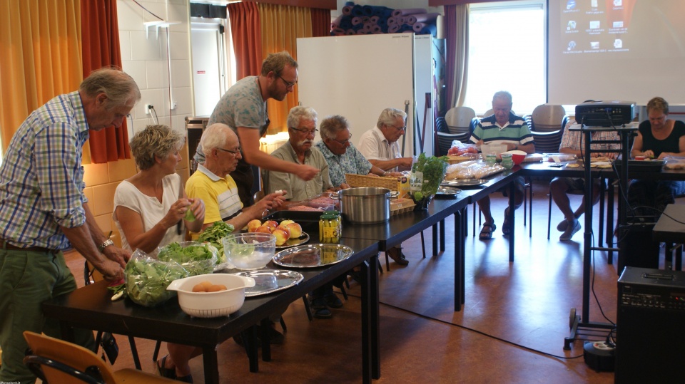 7 basisscholen in Heemskerk hebben een eigen schooltuin. Kinderen uit groep 4,5 of 6 werken  in de schooltuin die naast hun school te vinden is. Het informatiepunt ‘het Groene Hart’ heeft uit ervaring geleerd dat het hebben van een schooltuin,  pas werkt als je steeds met dezelfde groep per schooljaar in de schooltuin werkt. De juf of meester hoeft niet alles te weten, (dat weten de opa’s en oma wel;)), maar wel het enthousiasme hebben. Tijdens het ‘uitje’ hebben  opa’s  en oma en docenten tijd om met elkaar hun ervaringen uit te wisselen.