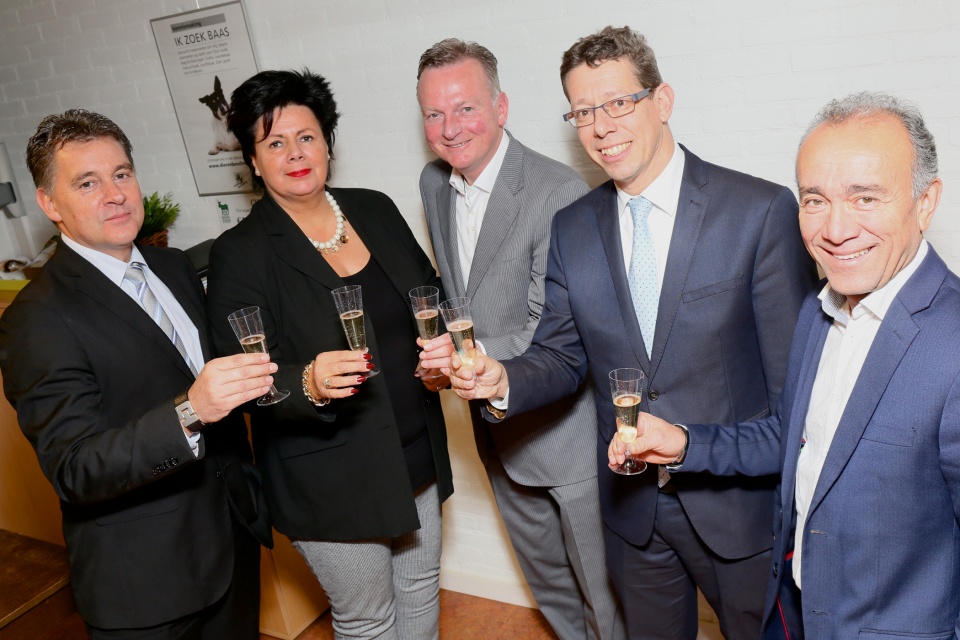 Dierenbescherming en regiogemeenten IJmond tekenen voor opvang zwerfdieren<br /><br />Beverwijk/Heemskerk/Uitgeest/Velsen – De wethouders dierenwelzijn van de gemeenten Beverwijk, Heemskerk en Velsen, de burgemeester van de gemeente Uitgeest en de Dierenbescherming tekenden op 30 november 2015 een dienstverleningsovereenkomst met elkaar in het dierenopvangcentrum Kerbert Dierentehuis te IJmuiden. Deze dienstverleningsovereenkomst gaat over de wettelijke taken op het gebied van opvang van gedomesticeerde zwerfdieren die de gemeenten hebben en de Dierenbescherming uitvoert. <br /><br />De gemeente heeft een wettelijke taak op het gebied van de opvang en het vervoer van zwerfdieren. Het Kerbert Dierentehuis en het Knaagdierencentrum van de Dierenbescherming, welke zijn gevestigd in IJmuiden, doen het feitelijke opvangwerk van zwerfdieren in de Regio IJmond. Regionale afstemming over aard en omvang van de taken, opvangtermijnen en hoogte van vergoedingen was al langer een wens. <br /><br />Voor de Dierenbescherming geldt dat zij nu een kostendekkende vergoeding gaan ontvangen en uniforme afspraken met de vier genoemde gemeenten hebben. In de overeenkomst staan afspraken over de uitvoer van het opvangwerk en over de kosten van deze wettelijke taken. <br /><br />Sanne Abbas-Geurtjens, beleidsmedewerker dierenwelzijn bij de Dierenbescherming regio Noord-Holland Noord: “De Dierenbescherming is erg blij met de overeenkomst. Deze geeft nu zekerheid over de vergoeding, de invulling van de taken en continuïteit van de samenwerking. Hierdoor zijn we nog beter in staat om ons in te zetten voor de zwerfdieren in de regio. We kijken uit naar een lange en diervriendelijk samenwerking”.<br /><br />Foto Reinder Weidijk