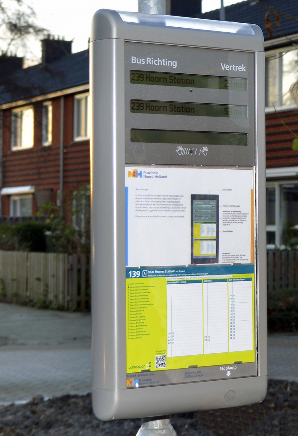 Verbetering reisinformatie bij bushaltes<br /><br />HEEMSKERK – Deze week voorziet de provincie Noord-Holland de bushaltes van buslijn 73 (alle haltes) en buslijn 167 (halte Mozartstraat) van nieuwe displays. De displays laten de actuele vertrektijden zien, hebben een audiovoorziening voor slechtzienden én een stoplamp, waarmee de reiziger in het donker de aandacht van de buschauffeur kan trekken. De displays werken op zonnecellen.<br /><br />Wachten op een bus en niet weten wanneer die komt, blijkt één van de grootste ergernissen van reizigers te zijn. Daarom investeert de provincie Noord-Holland in deze displays met actuele reisinformatie op haar bushaltes. Deze voorziening moet het reizen met de bus een stuk aangenamer maken. Naar verwachting zijn de displays voor 4 december gereed voor gebruik.