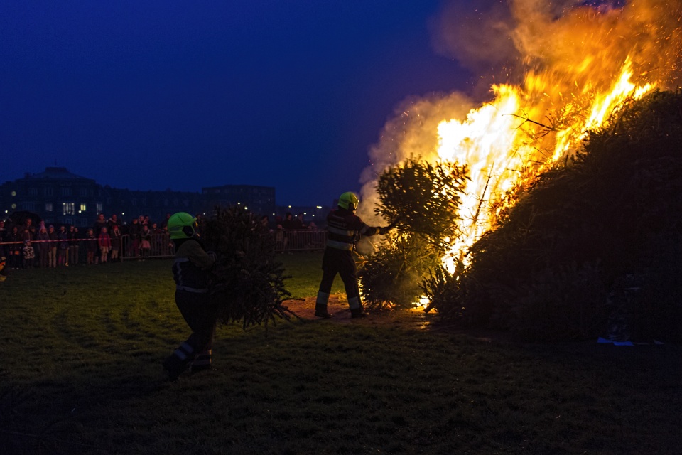 Gezellig druk bij kerstboomverbranding broekpolder in Heemskerk, op een hondenuitlaat veld,dus je schoenen checken