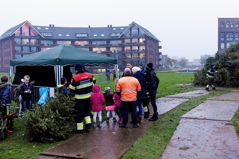 Gezellig druk bij kerstboomverbranding broekpolder in Heemskerk, op een hondenuitlaat veld,dus je schoenen checken