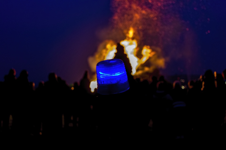 Gezellig druk bij kerstboomverbranding broekpolder in Heemskerk, op een hondenuitlaat veld,dus je schoenen checken