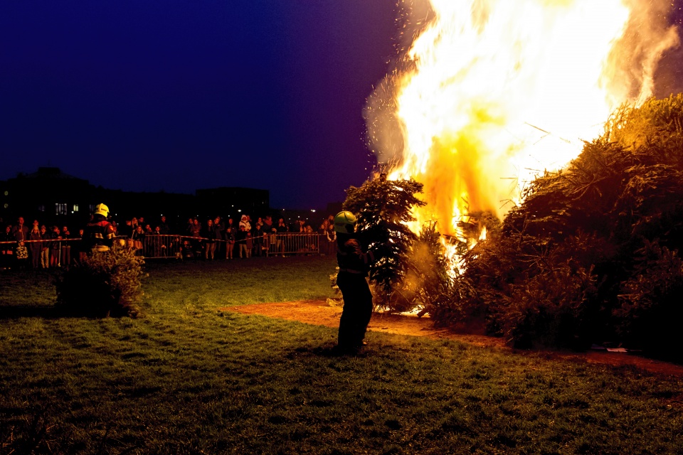 Gezellig druk bij kerstboomverbranding broekpolder in Heemskerk, op een hondenuitlaat veld,dus je schoenen checken