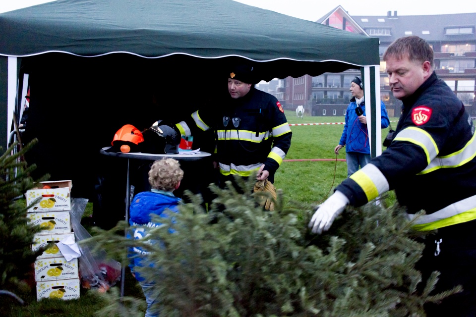 Gezellig druk bij kerstboomverbranding broekpolder in Heemskerk, op een hondenuitlaat veld,dus je schoenen checken