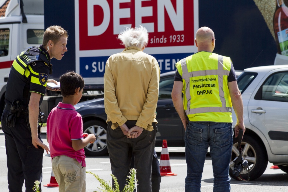 In de krant wordt een artikel over "Motorrijder gewond bij ongeval in Heemskerk" het volgend geschreven "Agenten die ter plaatse waren hebben versterking opgeroepen om het verkeer in goede banen te leiden. Auto's sloegen bijvoorbeeld linksaf tegen het verkeer in om maar volgens hun navigatie te blijven rijden."<br />Helaas had de fotograaf met het hesje waarop o.a. de naam van de krant staat, lak aan de verkeersregels en goed fatsoen, ik had hem met de volgende bewoording aangesproken "vindt je niet dat je vreemd gedrag vertoon?" hij haalde zijn schouders op en zei "zeker een plaatselijk fotograaf?" .Deze fotograaf was met zijn auto tegen het verkeer in over het fietspad gereden en parkeerde zijn auto half op de stoep en fietspad, het fietspad was ten tijde van het incident, gewoon open voor het fietsverkeer, Kan me niet voorstellen dat de krant op deze wijze aan haar berichtgeving wil komen.<br /><br />Ook een chauffeur van groepsvervoer dacht dat hij ook het recht had om tegen het verkeer in te rijden en werd staande gehouden door de politie en kreeg een verbaal, je kind zal maar bij z'n chauffeur in het busje zitten.<br /><br />Dit soort figuren moet je gewoon weer op cursus sturen.