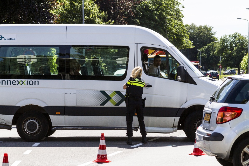 In de krant wordt een artikel over "Motorrijder gewond bij ongeval in Heemskerk" het volgend geschreven "Agenten die ter plaatse waren hebben versterking opgeroepen om het verkeer in goede banen te leiden. Auto's sloegen bijvoorbeeld linksaf tegen het verkeer in om maar volgens hun navigatie te blijven rijden."<br />Helaas had de fotograaf met het hesje waarop o.a. de naam van de krant staat, lak aan de verkeersregels en goed fatsoen, ik had hem met de volgende bewoording aangesproken "vindt je niet dat je vreemd gedrag vertoon?" hij haalde zijn schouders op en zei "zeker een plaatselijk fotograaf?" .Deze fotograaf was met zijn auto tegen het verkeer in over het fietspad gereden en parkeerde zijn auto half op de stoep en fietspad, het fietspad was ten tijde van het incident, gewoon open voor het fietsverkeer, Kan me niet voorstellen dat de krant op deze wijze aan haar berichtgeving wil komen.<br /><br />Ook een chauffeur van groepsvervoer dacht dat hij ook het recht had om tegen het verkeer in te rijden en werd staande gehouden door de politie en kreeg een verbaal, je kind zal maar bij z'n chauffeur in het busje zitten.<br /><br />Dit soort figuren moet je gewoon weer op cursus sturen.